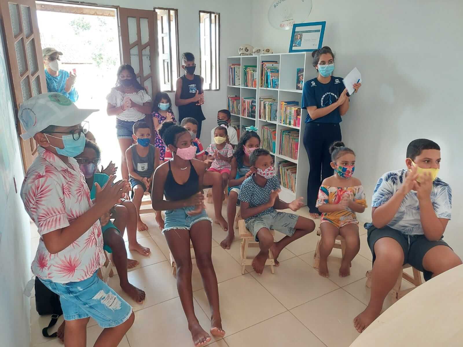 Imagem 4 de Crianças do povoado de Coqueiro, no litoral norte da Bahia, ganham biblioteca reformada